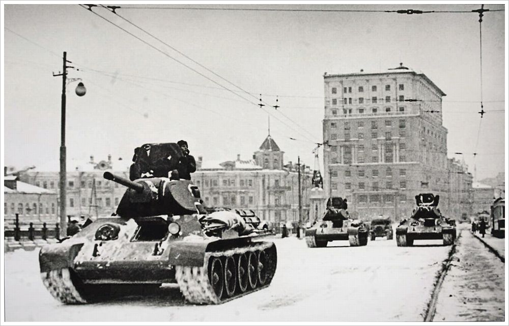 Танки Т-34 на Тверском путепроводе направляются на фронт