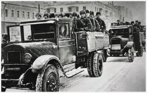 Советские бойцы на грузовиках ЗИС-5 из Москвы отправляются на фронт