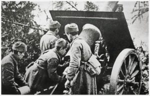 Расчет 152-мм гаубицы гаубичного 154 артиллерийского полка ведет огонь по немецким позициям под Москвой