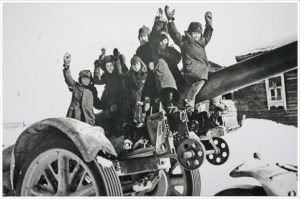 Советские дети на брошенной немецкой технике образца 1918 года после разгрома немцев под Москвой
