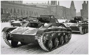 Колонна танков Т-60 перед Мавзолеем Ленина