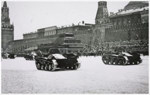 Танки Т-60 во время парада 7 ноября 1941 года на Красной площади в Москве