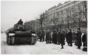 Танки КВ-1 после парада на Красной площади двигаются на передовую