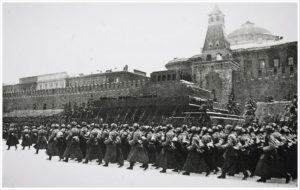Пехотные части во время парада на Красной площади 7 ноября 1941 года