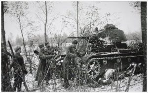 Красноармейцы маскируют танк Т-26 на опушке